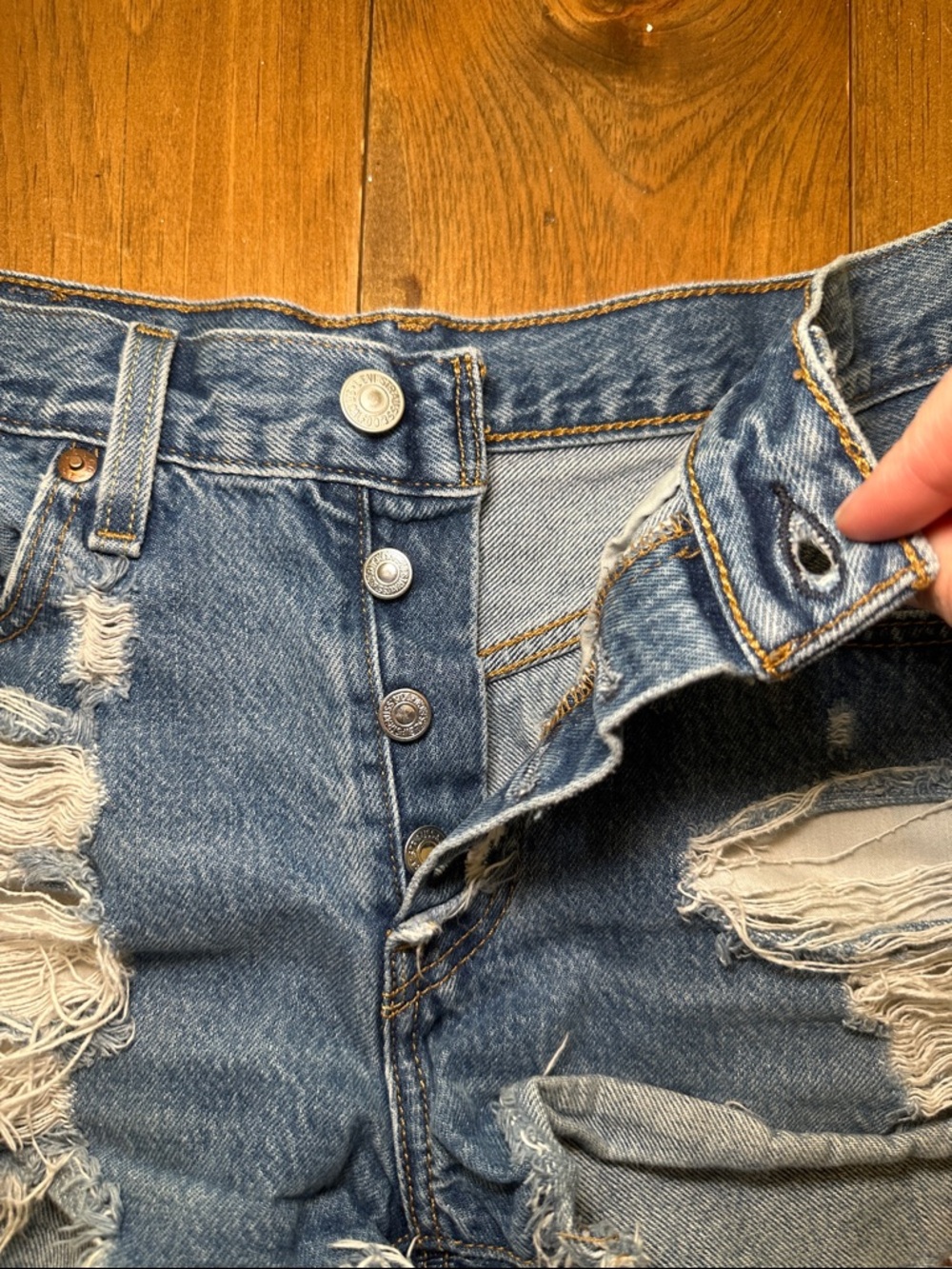 Levis 501 Women's High Waisted Distressed Denim Shorts Size 26 - Picture 8 of 11